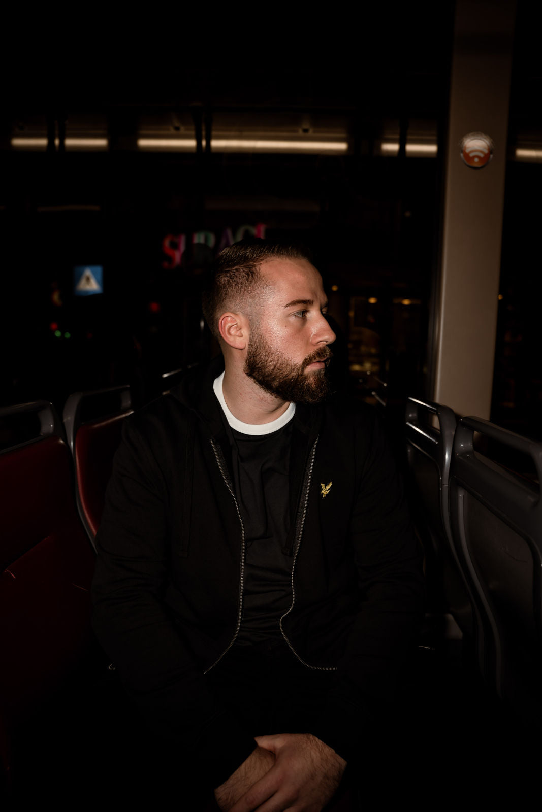 Bärtiger Mann im Casual Outfit