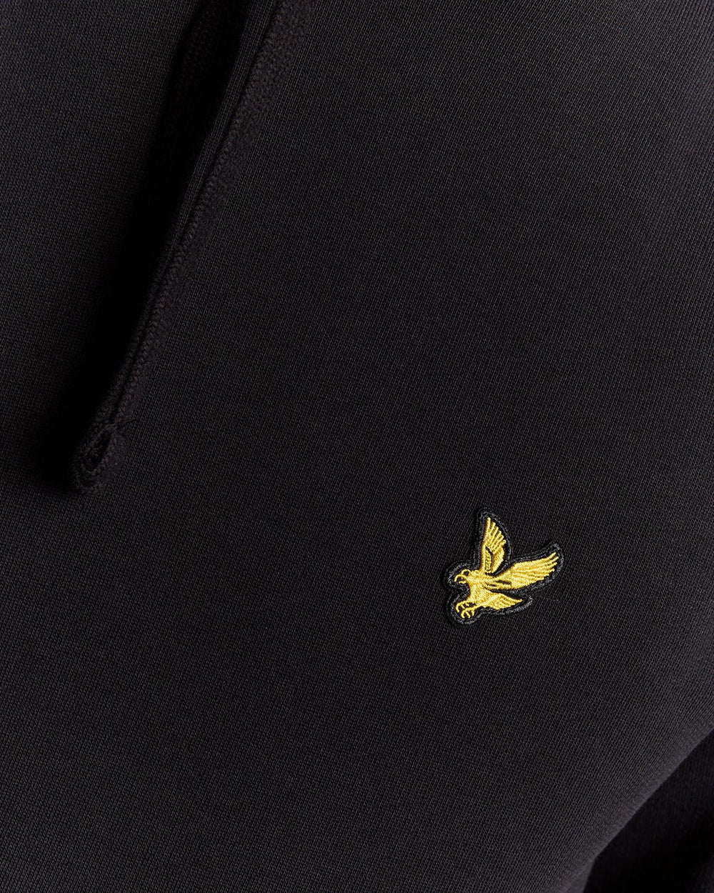 Lyle and Scott Pullover Hoodie Jet Black Detailansicht Logo