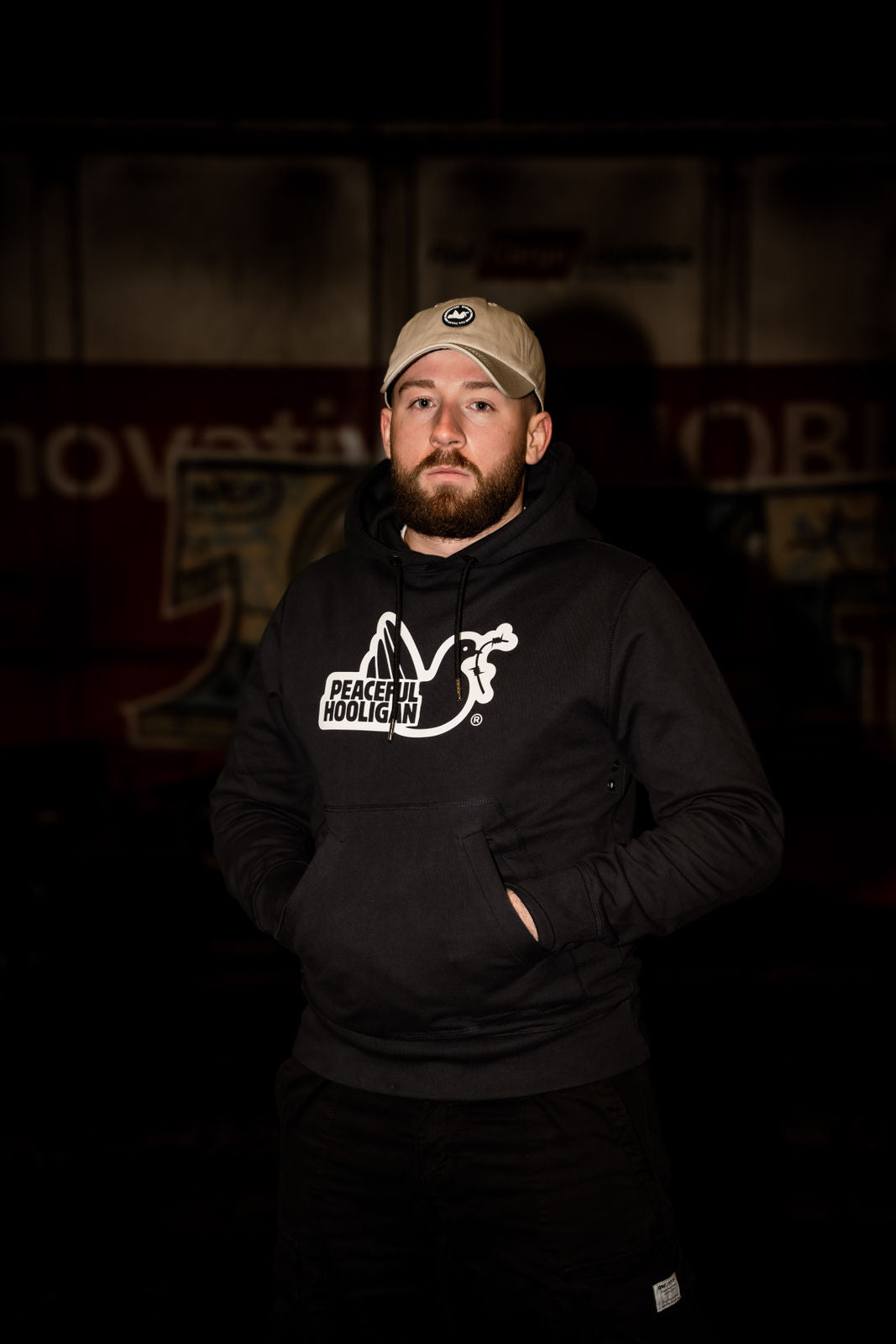 Mann mit Kappe und Peaceful Hooligan Hoodie